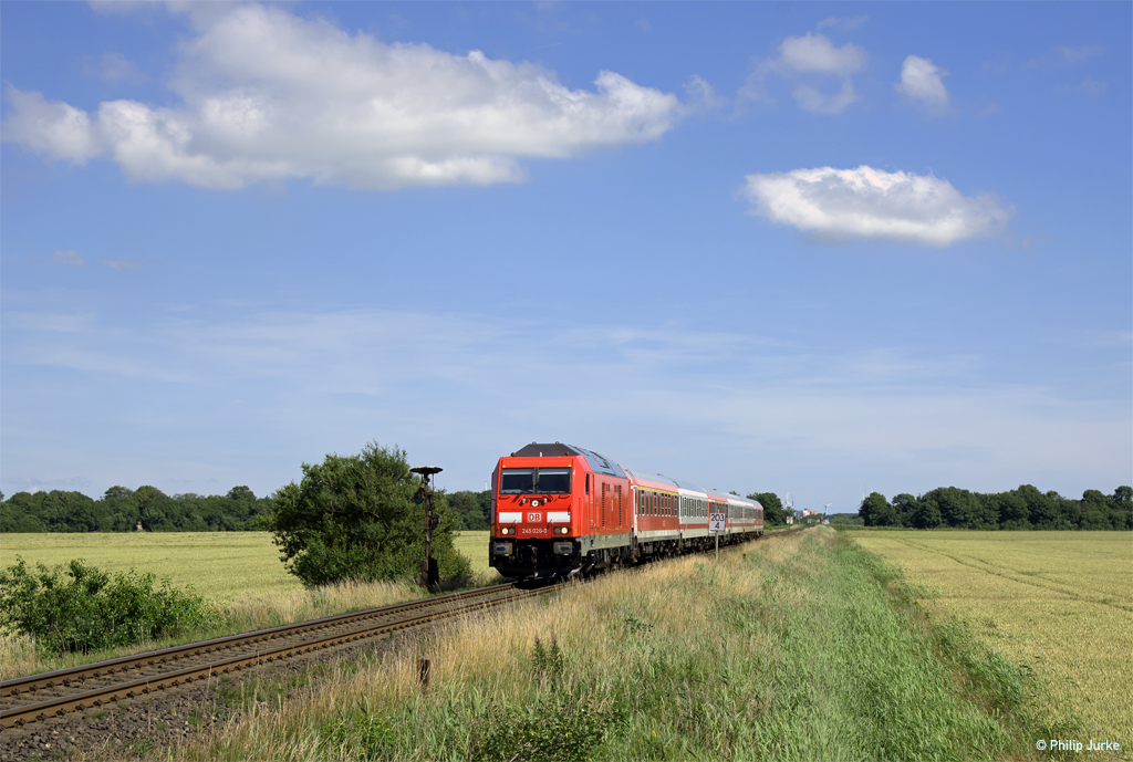 245 026-0 mit dem RE 11068 (Niebüll - Westerland(Sylt)) am 06.07.2017 bei Lenshallig am BÜ Südergotteskoogweg.

Video: https://youtu.be/xTFz9Dq_UDE
