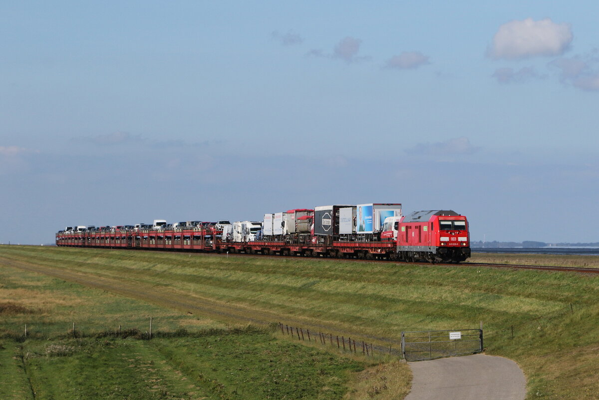 245 026 war am 15. September 2023 mit einem  Sylt-Shuttle  bei Klanxb�ll in Richtung Nieb�ll unterwegs.