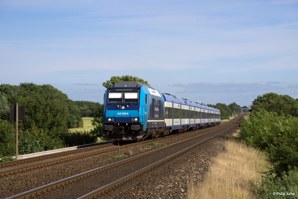 245 206-8 mit dem RE 11072 (Niebüll - Westerland(Sylt)) am 05.07.2017 in Klanxbüll am ehemaligen BÜ Dreieckskoog.
