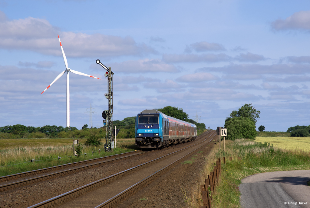 245 208-4 mit dem RE 11017 (Westerland(Sylt) - Hamburg-Altona) am 05.07.2017 bei Klanxbüll.
