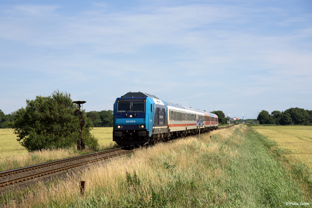 245 210-0 mit dem RE 11016 (Hamburg-Altona - Westerland(Sylt)) am 06.07.2017 bei Lenshallig am BÜ Südergotteskoogweg.
