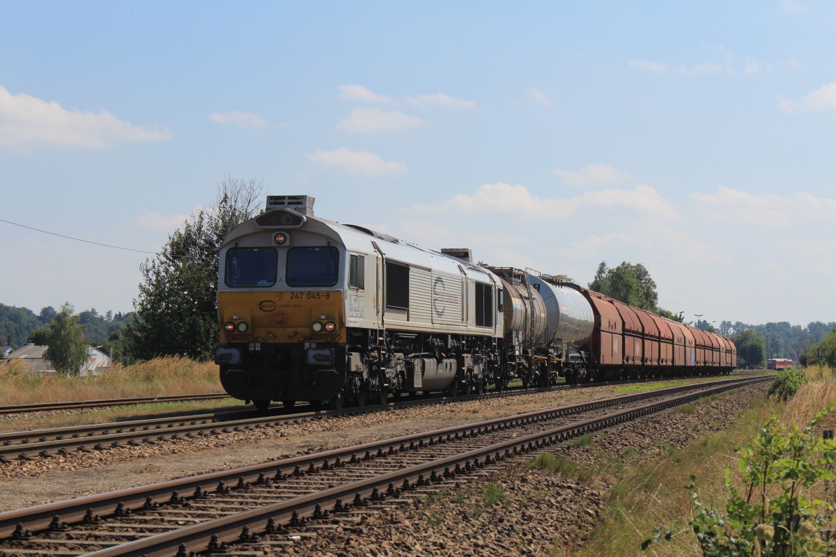 247 045-8 mit einem gemischten G�terzug aus Burghausen kommend am 22. August 2013 in T�ssling.