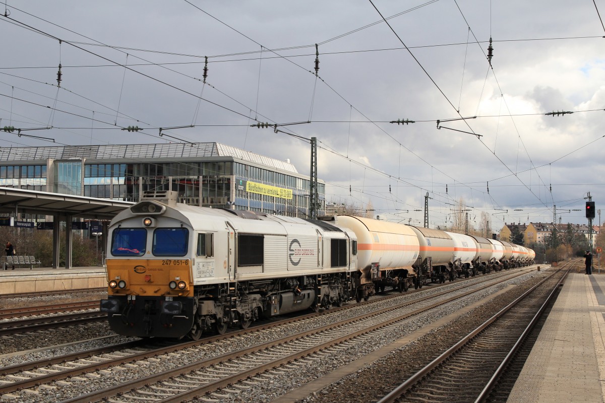 247 051-6 mit einem Kesselwagenzug am 22. Februar 2014 in M�nchen-Heimeranplatz.