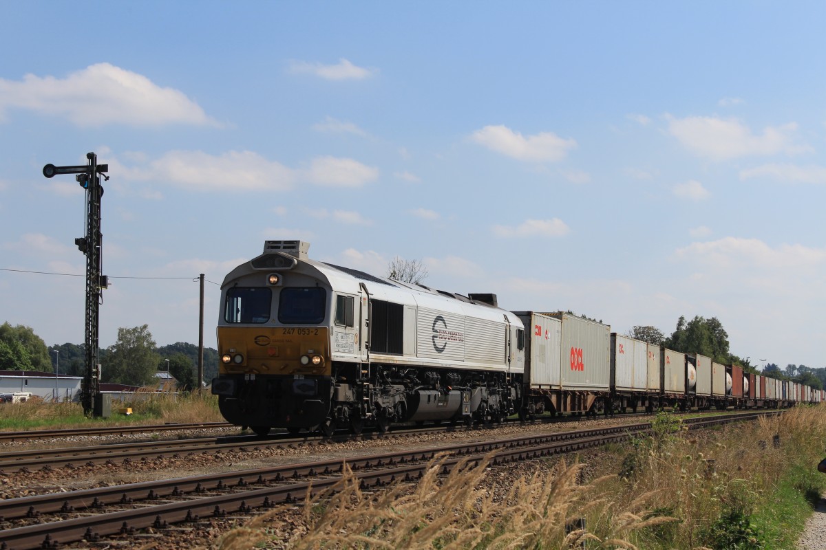 247 053-2 stand am 22. August 2013 mit einem Containerzug in T�ssling.