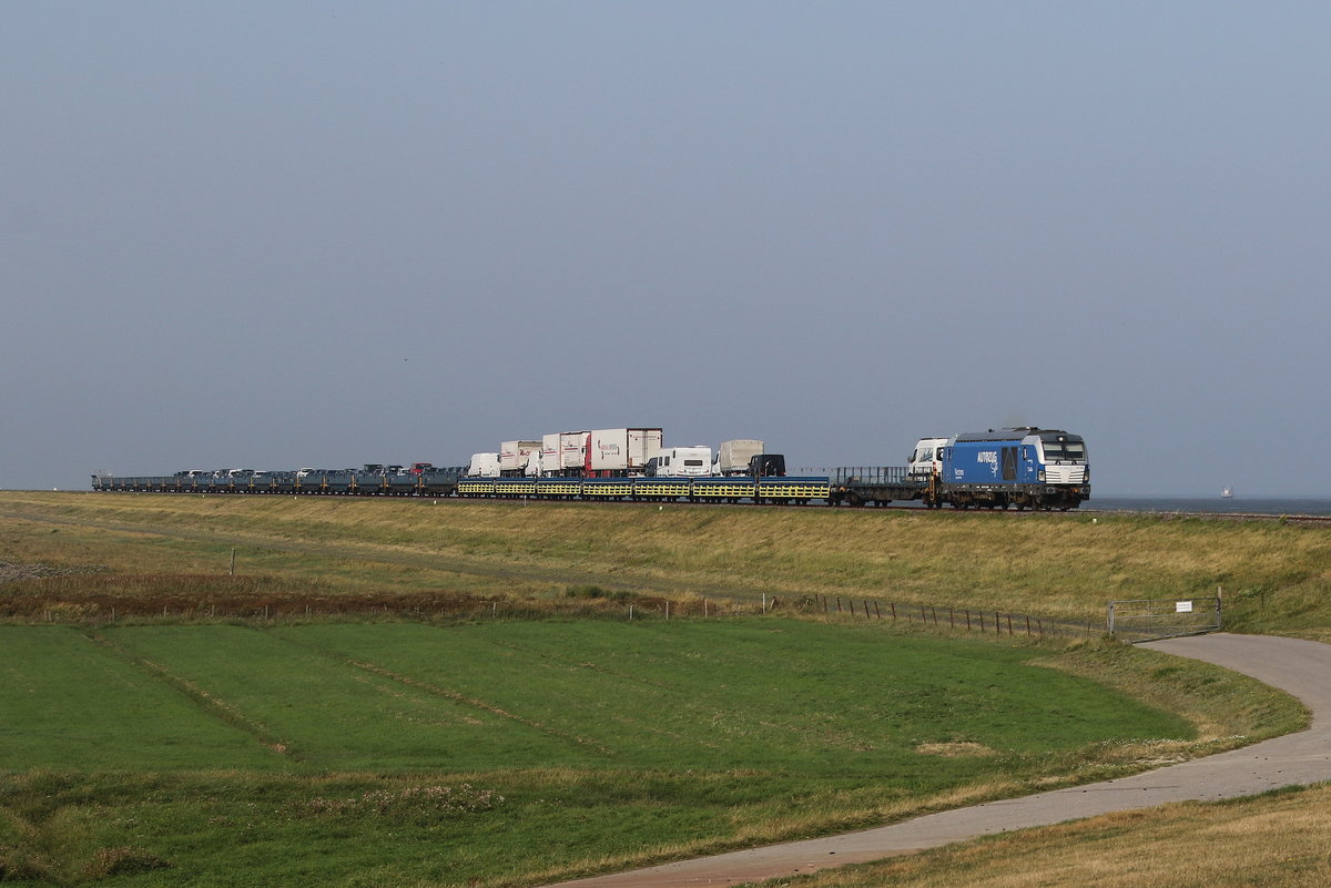 247 908  Debbie  mit einem Autozug aus Sylt kommend am 28. August 2019 bei Klanxb�ll.