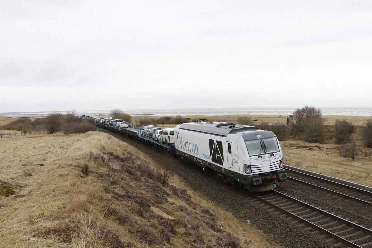 247 908 war am 21. M�rz 2018 mit einem Autozug bei Morsum in Richtung Westerland unterwegs.