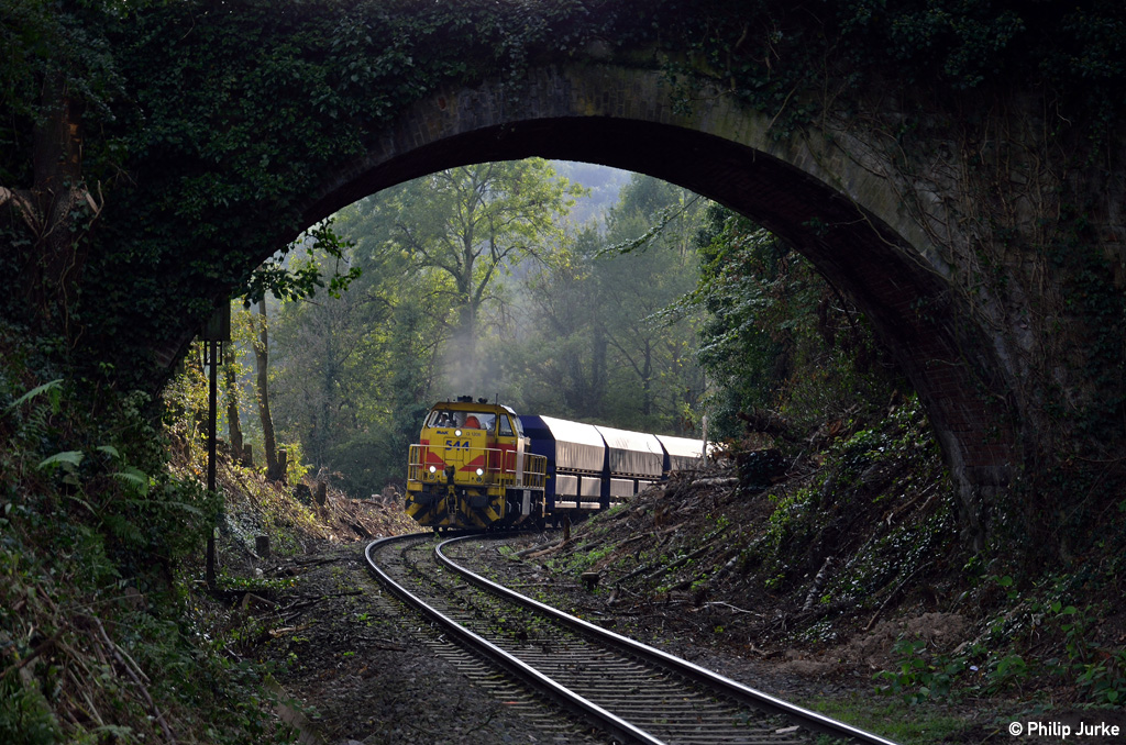 275 851-4  EH 544  mit Leerwagen für Rheinkalk am 07.09.2014 bei Heiligenhaus-Hofermühle.
