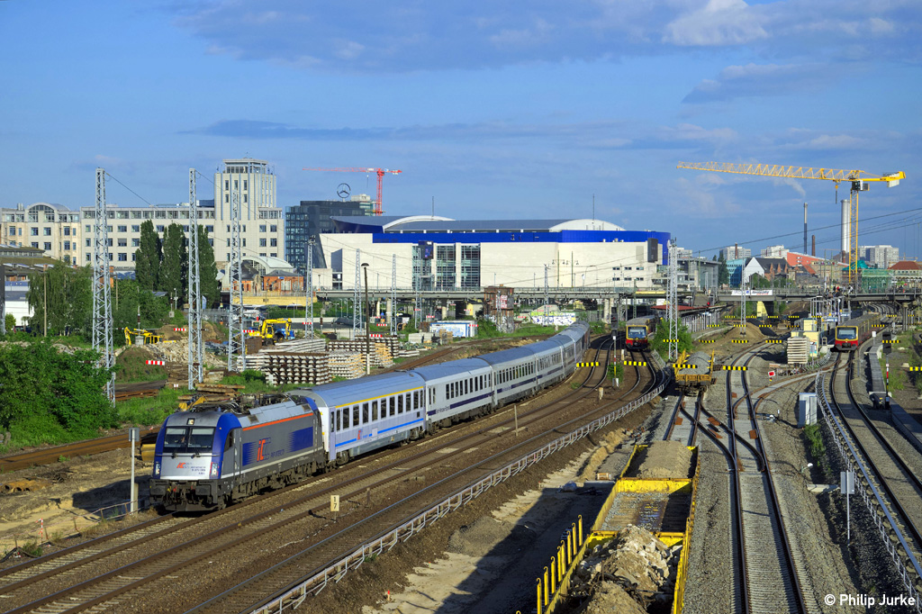 370 005-8 mit dem EC 41 (Berlin-Wannsee - Warszawa Wschodnia) und Kurswagen des EN 447 (Amsterdam Centraal - Warszawa Wschodnia) am 30.05.2014 am Berliner Ostkreuz.
