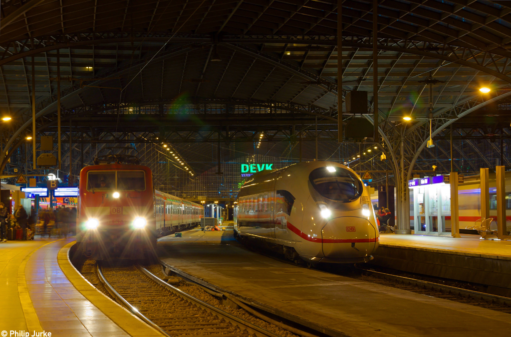 407 017-3 als ICE 819 (Köln - Frankfurt) am 22.12.2013 im Kölner Hbf.

Das Video: http://www.youtube.com/watch?v=FLNPyPt9Roc&feature=c4-overview&list=UUp3H9B2nD2A3SWsox60NLPA