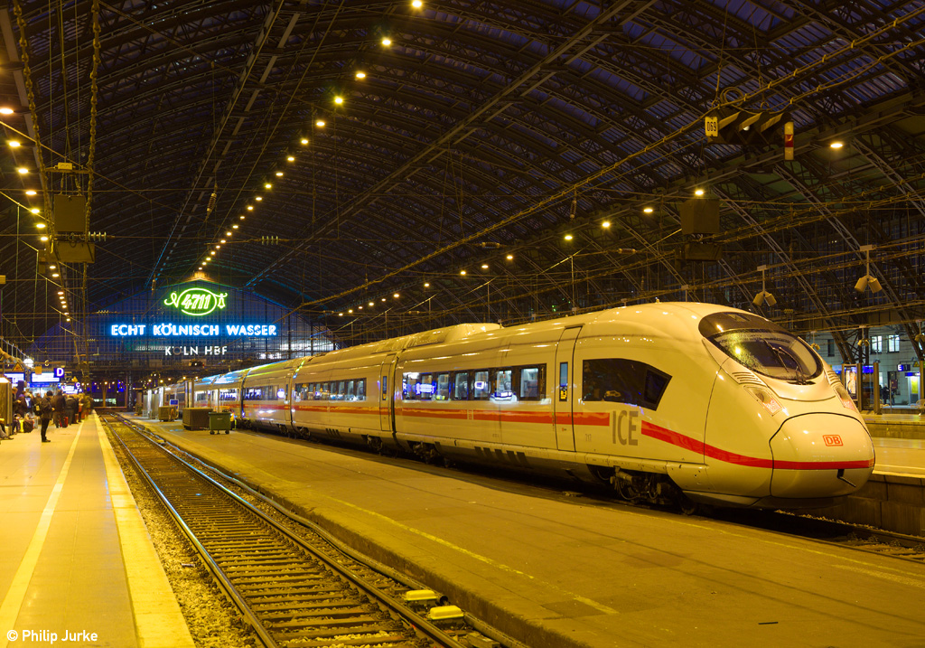 407 017-3 als ICE 819 (Köln Hbf - Frankfurt(Main)Hbf) am 14.02.2014 im Kölner Hbf.
