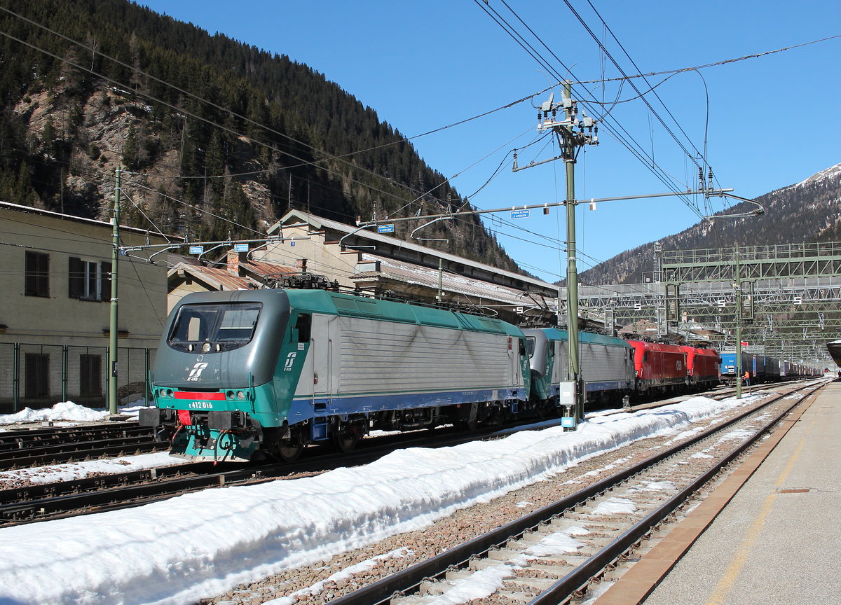 412 016, 412 001, 1016 031-7 und 1116 131-4 bei einer Rangierfahrt im Bahnhof  Brenner  am 19. M�rz 2016.