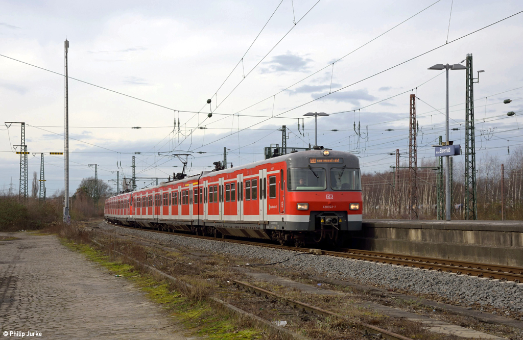 420 422-8 und 420 466-5 als S1 (Essen-Steele Ost - Dortmund Hbf) am 04.03.2017 bei Bochum-Ehrenfeld.
