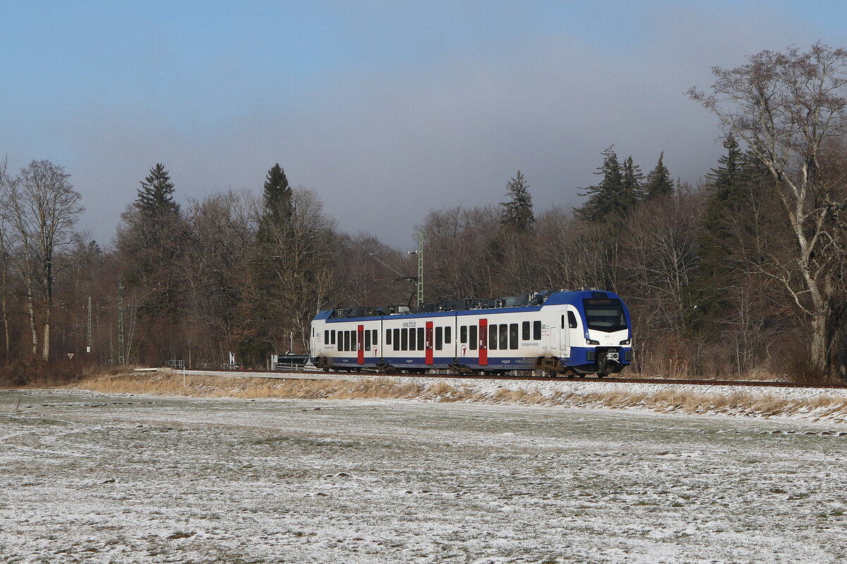 427 009 war am 27. Dezember 2025 aus Traunstein kommend bei Traundorf in Richtung Ruhpolding unterwegs.