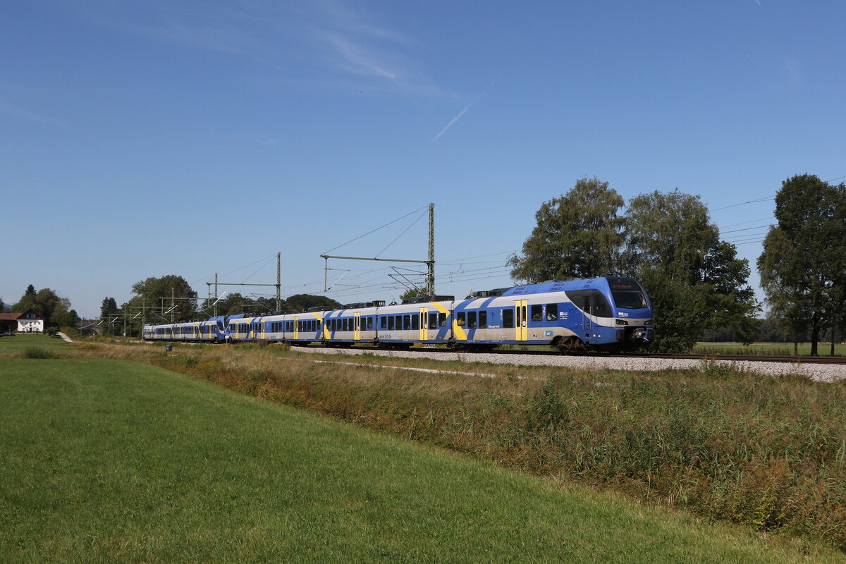 430 002 (ET 302) aus M�nchen kommend am 23. August 2022 bei �bersee am Chiemsee.