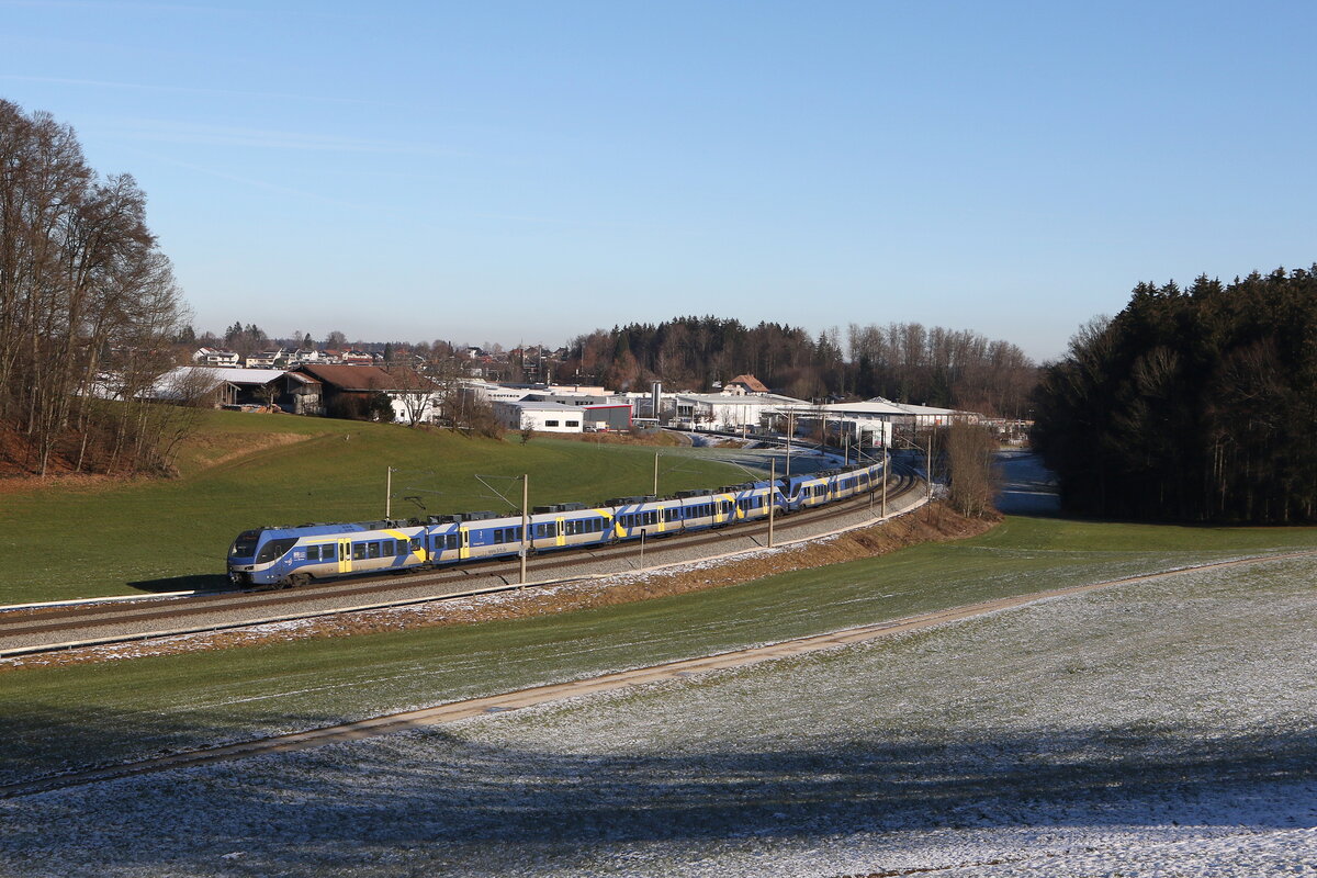 430 014 und 430 005 waren am 26. Dezember 2024 bei Axdorf in Richtung M�nchen unterwegs.