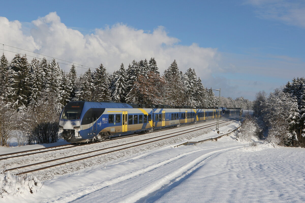 430 014 auf dem Weg nach M�nchen am 12. Dezember 20222 bei Grabenst�tt im Chiemgau.