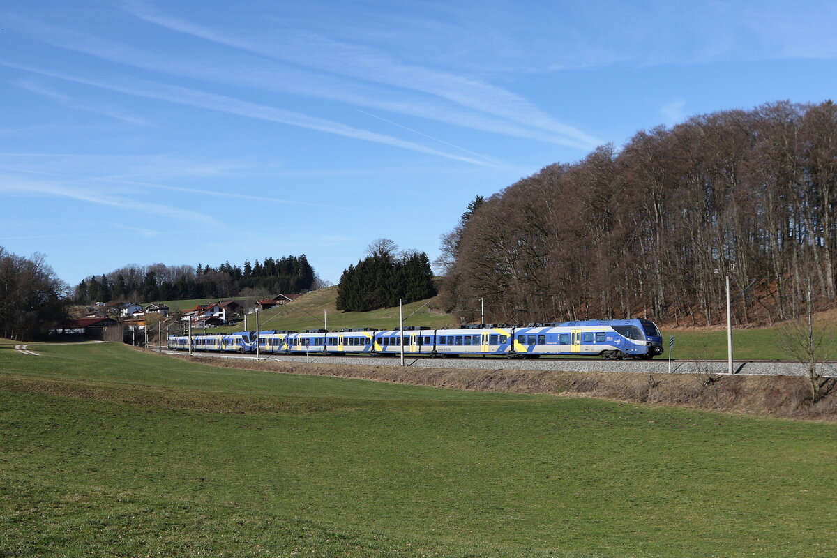 430 015 und 430 021 aus M�nchen kommend am 26. Februar 2026 bei Axdorf im Chiemgau.