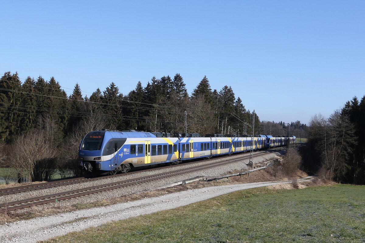 430 018 auf dem Weg nach M�nchen am 8. Februar 023 bei Sossau im Chiemgau.
