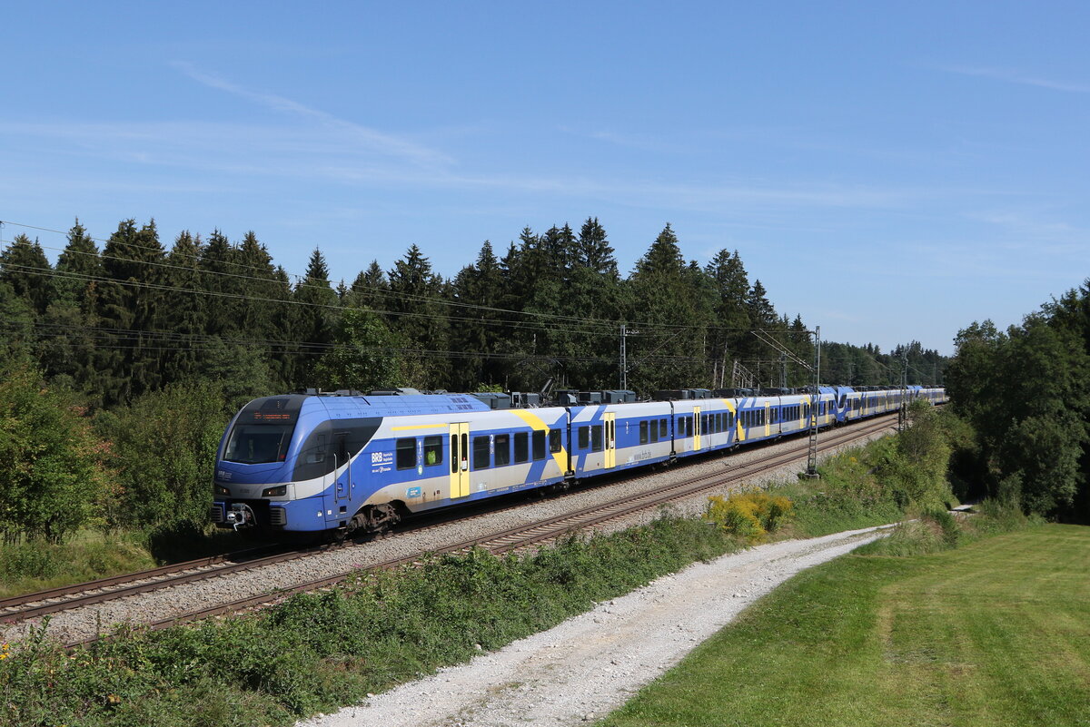 430 020, 430 015 und 430 002 aus Freilassing kommend am 2. September 20222 bei Grabenst�tt.