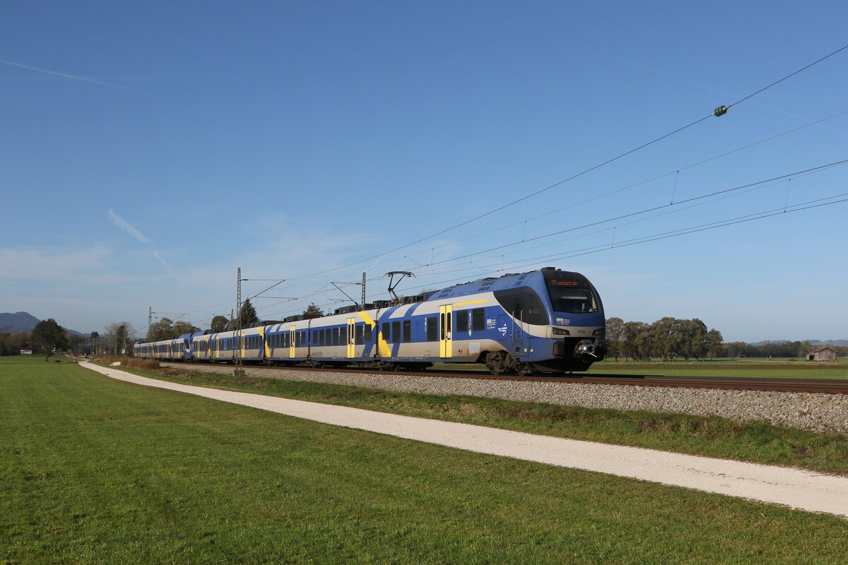 430 020 auf dem Weg nach Salzburg am 31. Oktober 2022 bei �bersee am Chiemsee.