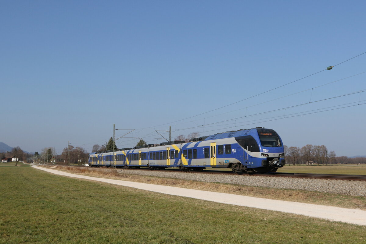 430 326 auf dem Weg nach Salzburg am 27. M�rz 2022 bei �bersee am Chiemsee.