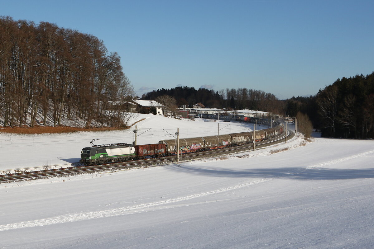 6193 286 war mit einem gemischten G�terzug am 3. Januar 2026 bei Axdorf im Chiemgau in Richtung M�nchen unterwegs.