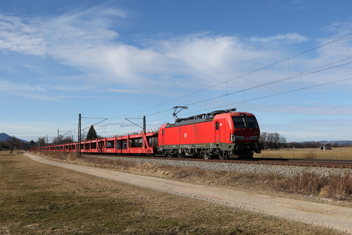 6193 390 war mit einem leeren Autozug am 10. Februar 2026 bei �bersee in Richtung Freilassing unterwegs.