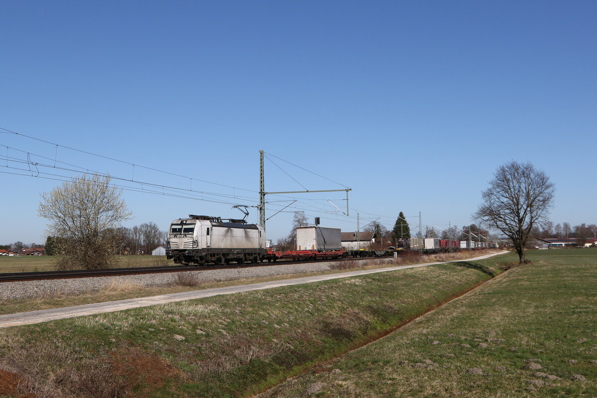 6193 439 mit einem  KLV  aus Salzburg kommend am 13. M�rz 2026 bei �bersee am Chiemsee.