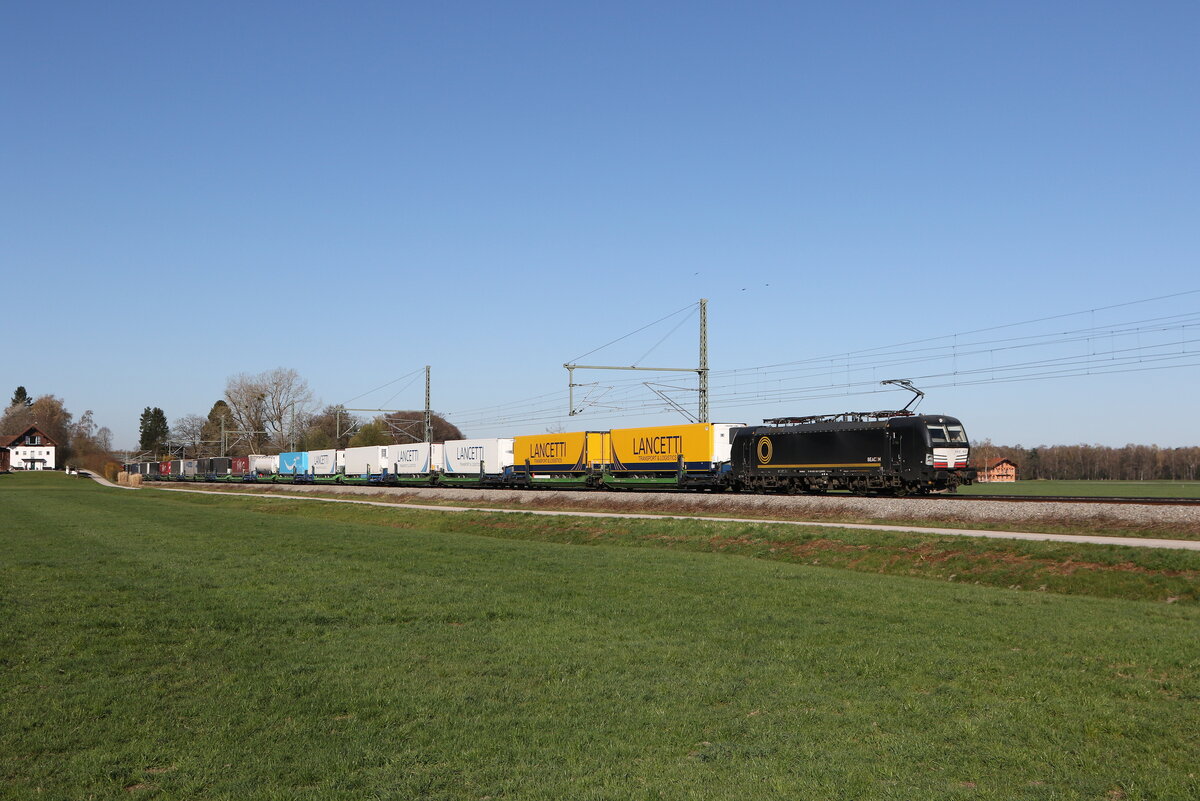 6193 632 von  BEACON  war mit einem  KLV  am 8. April 2026 bei �bersee am Chiemsee in Richtung Salzburg unterwegs.
