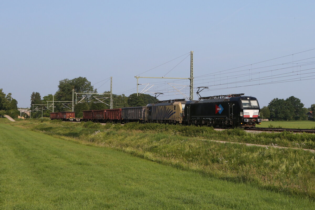 6193 668 von  InRail  und 6193 777 von  Lokomotion  waren am 10. Juni 2025 bei �bersee am Chiemsee in Richtung Freilassing unterwegs.