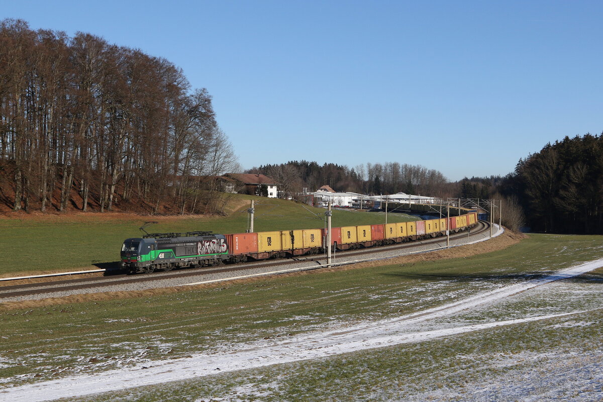 6193 731  Railfanatics  mit einem Containerzug aus Salzburg kommend am 19. Januar 2025 bei Axdorf im Chiemgau.