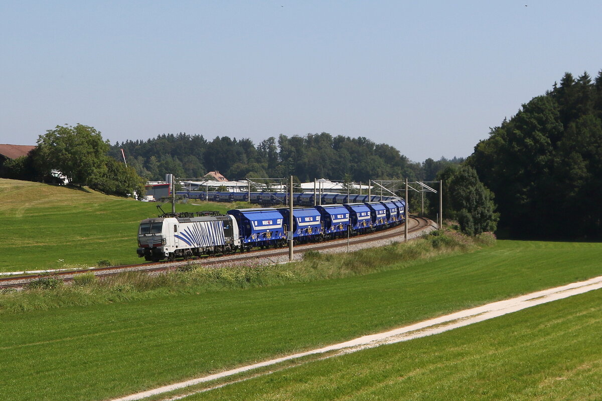 6193 770 mit einem Getreidezug aus Salzburg kommend am 12. August 2025 bei Axdorf im Chiemgau.