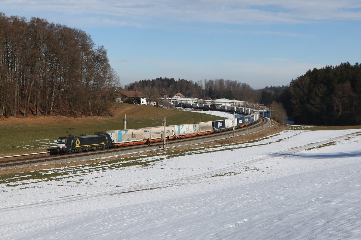 6193 859 von  BEACON  mit einem  EKOL-KLV  aus Salzburg kommend am 33. Februar 2026 bei Axdorf im Chiemgau.