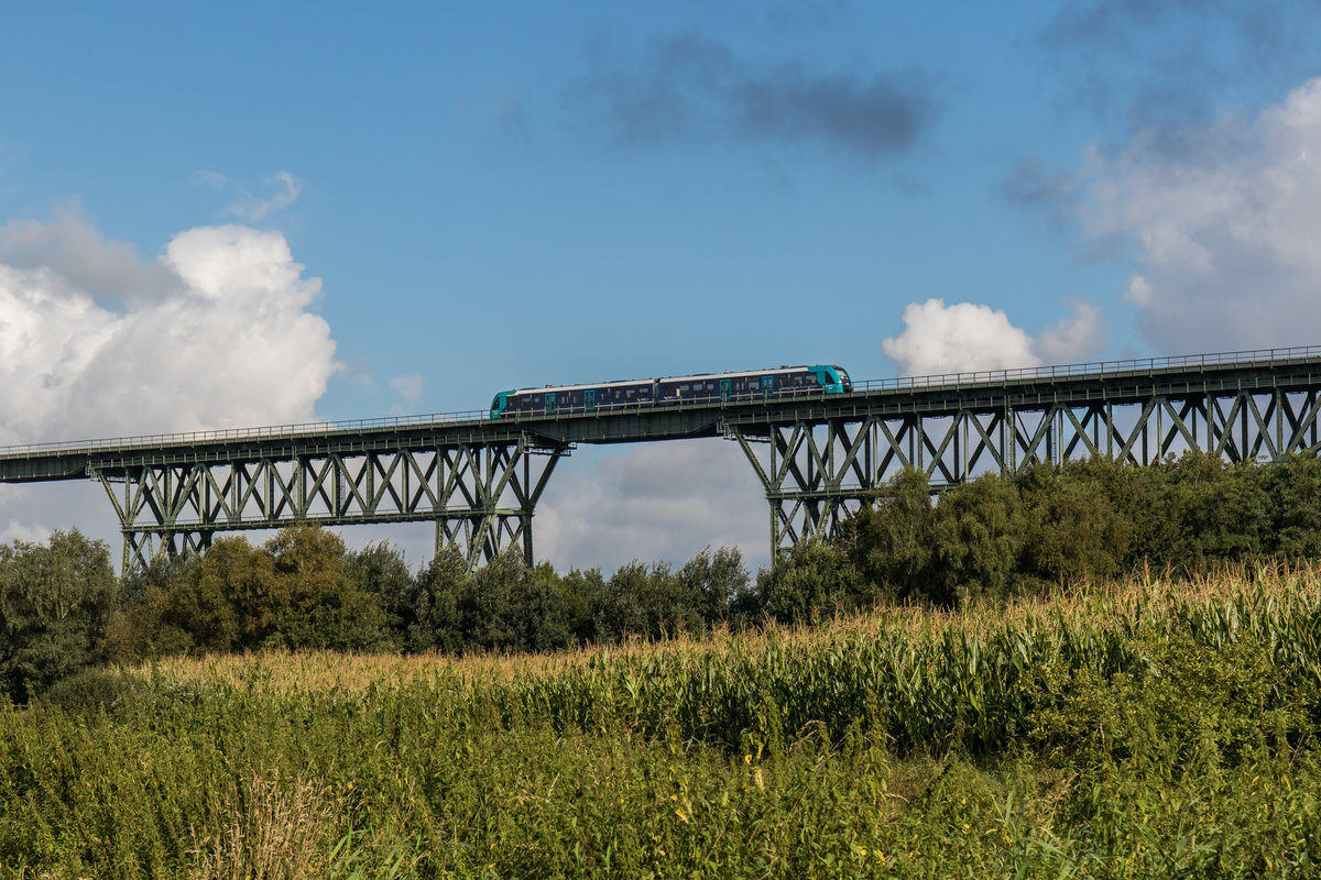 622 xxx der  NOB  auf der Hochbr�cke bei Hochdonn am 30. August 2016.