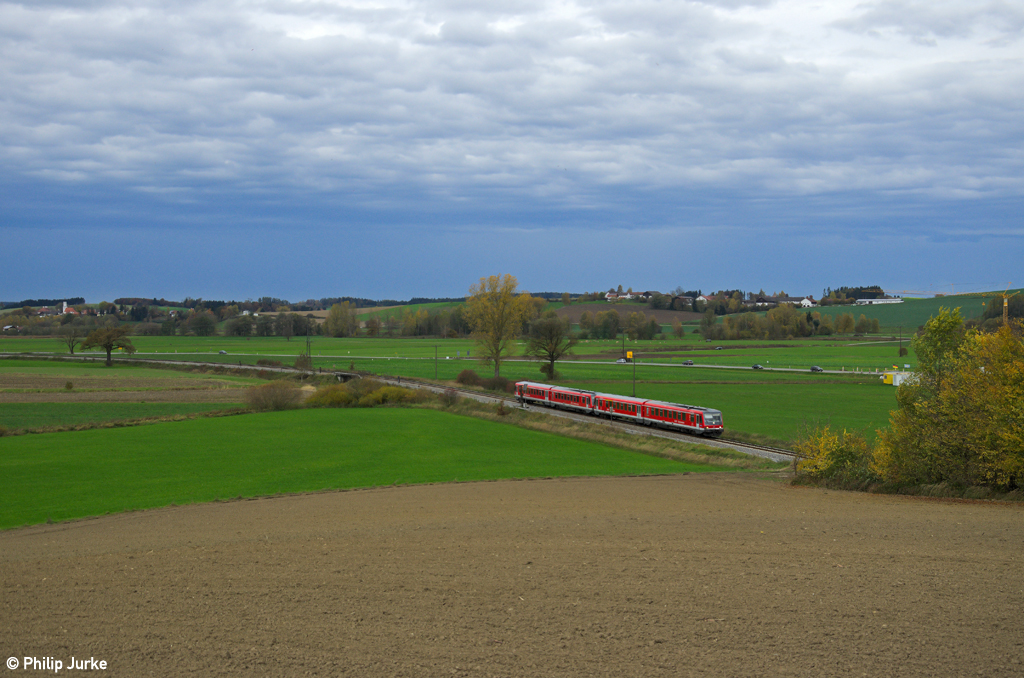 628 423-6  Stadt Straubing  und ein weiterer 628 als RB 27037 am 27.10.2013 bei Rattenkirchen.
