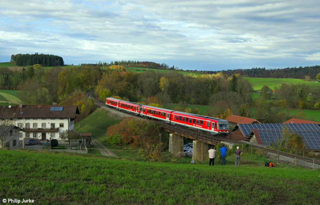 628 432-6  Ried im Innkreis  und 628 580-2 als RB 27089 von M�hldorf nach Salzburg am 27.10.2013 bei Salling.
