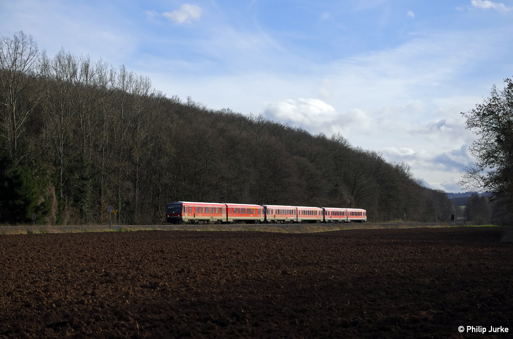 628 535-6 + 628 674-3 + 628 675-0 als RE 11438 (Trier Hbf - Köln Messe/Deutz) am 03.03.2014 bei Satzvey.
