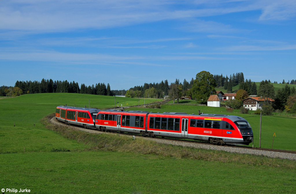 642 123-3 und 642 215-7 als RB 57342 von Augsburg Hbf nach F�ssen am 19.10.2013 bei Weizern-Hopferau.

Das Video: http://www.youtube.com/watch?v=NjQQDNJF6y4&list=UUp3H9B2nD2A3SWsox60NLPA