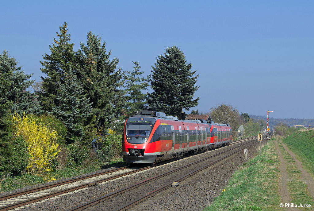 644 063-0 und 644 057-2 als RE 11419 (Köln Hbf - Trier Hbf) am 29.03.2014 bei Weilerswist.
