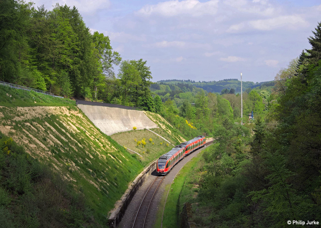 644 063-9 und 644 028-2 als RB 11545 (Meinerzhagen - K-Hansaring) am 04.05.2014 bei Kotthausen.
