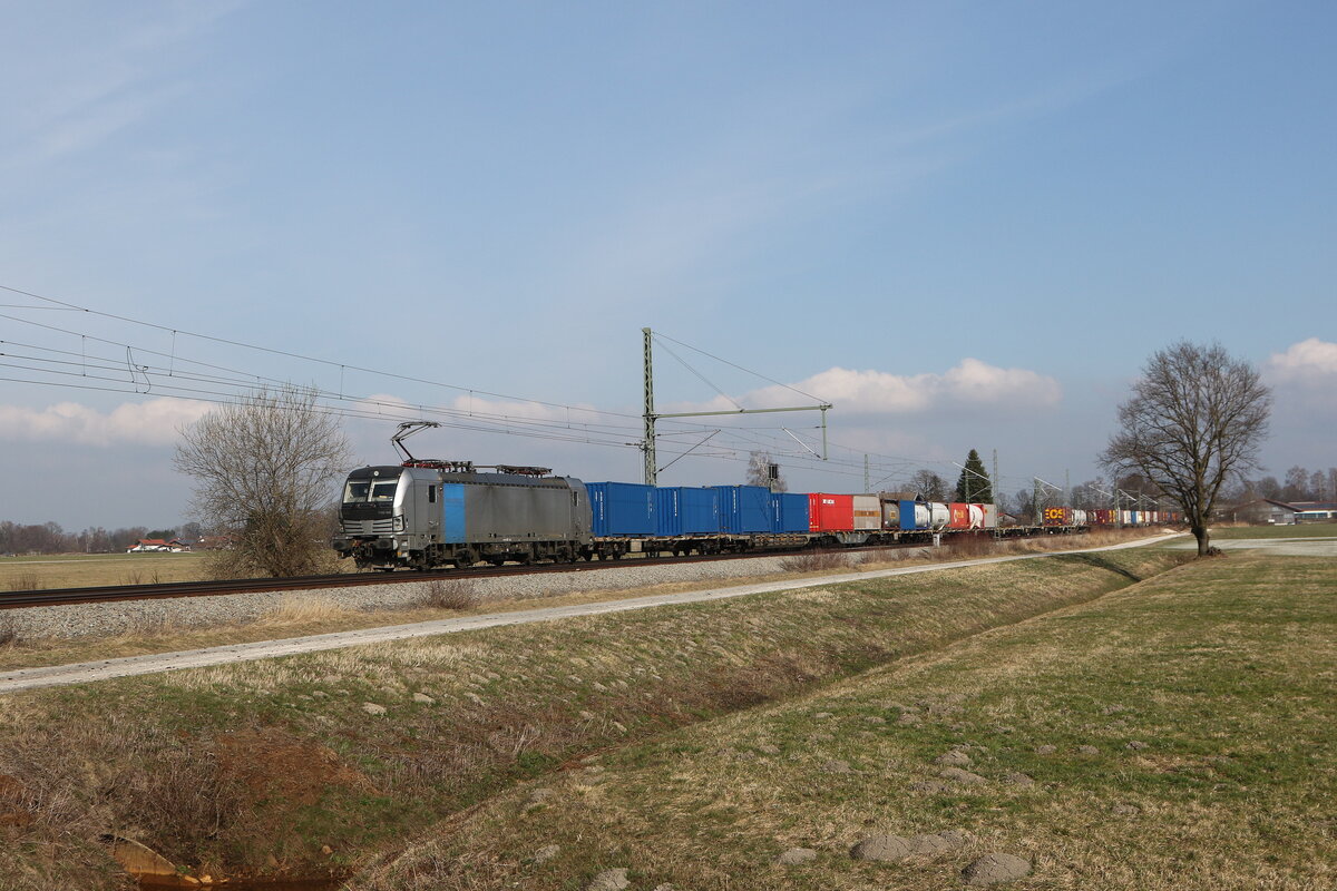 7193 909 von  RAILPOOL  mit einem  KLV  aus Salzburg kommend am 4. M�rz 2026 bei �bersee am Chiemsee.