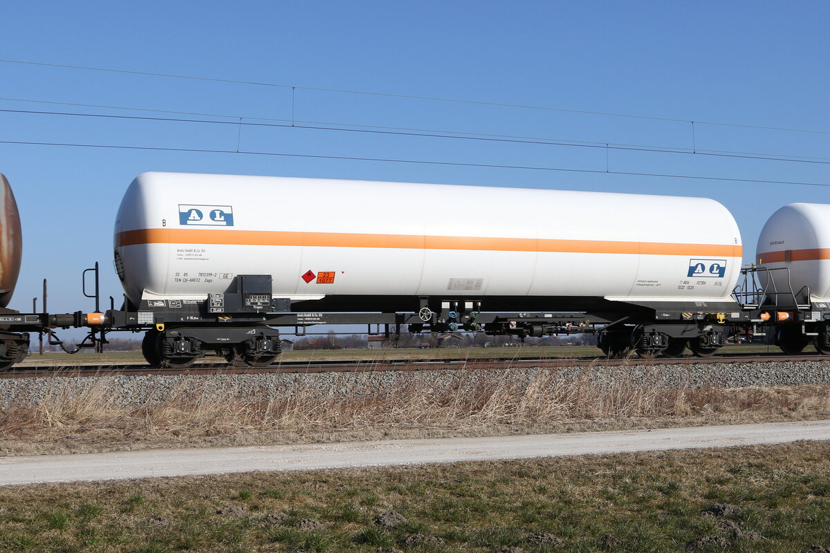 7813 599 (Zags) der  ARETZ GmbH  am 28. Februar 2022 bei �bersee am Chiemsee.