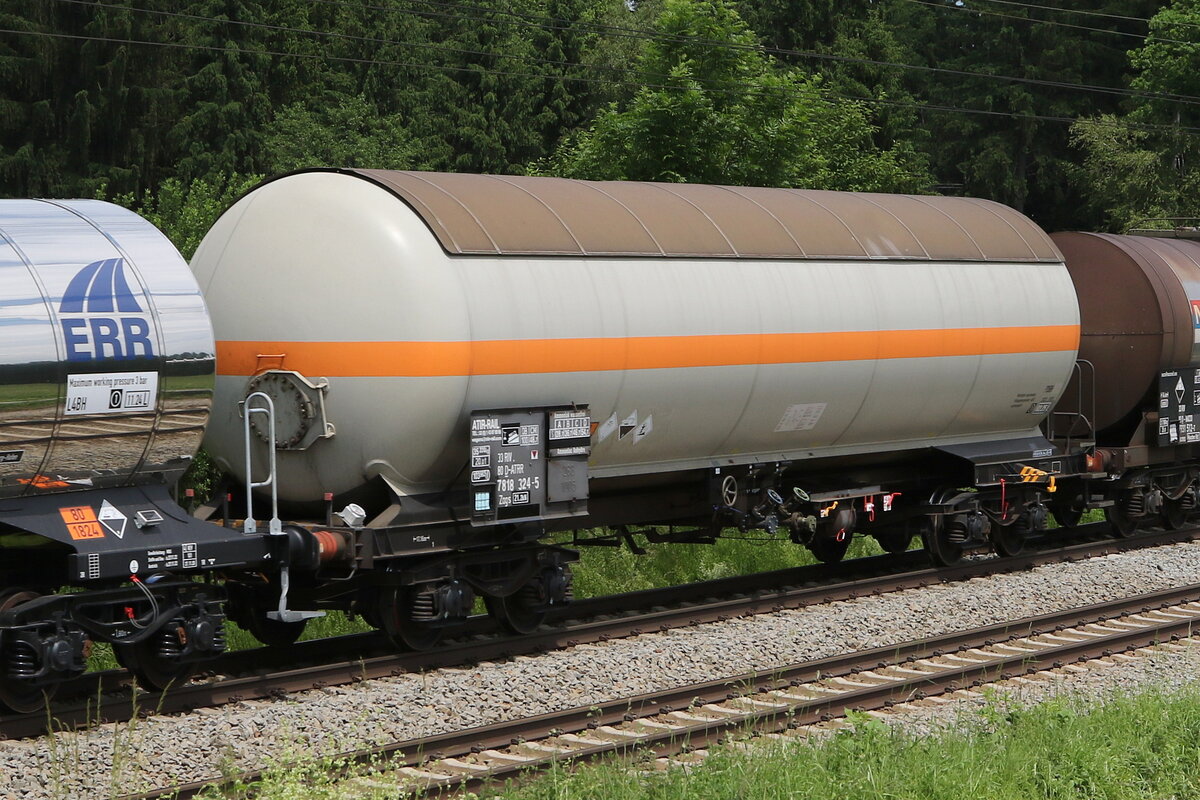 7818 324 (Zags) von  ATIR-Rail  am 10. Juni 2021 bei Grabenst�tt.