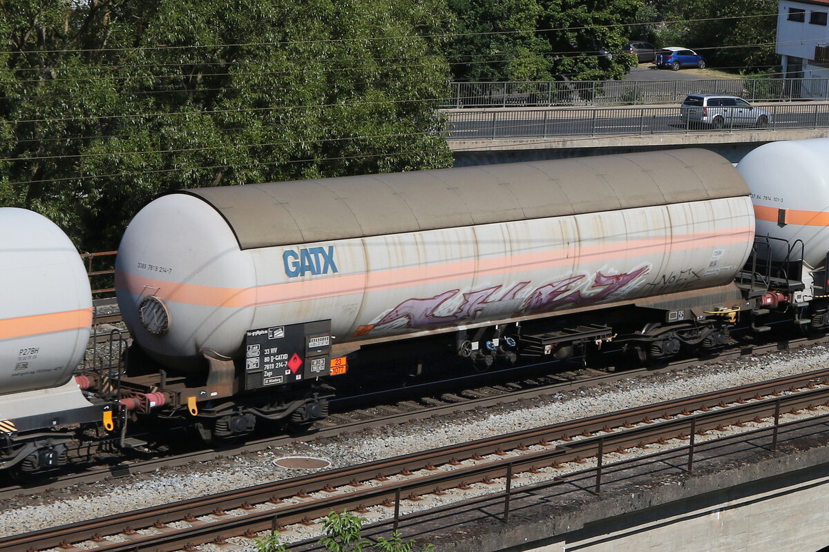 7819 214 (Zags) von  GATX  am 8. August 2022 bei Gem�nden.