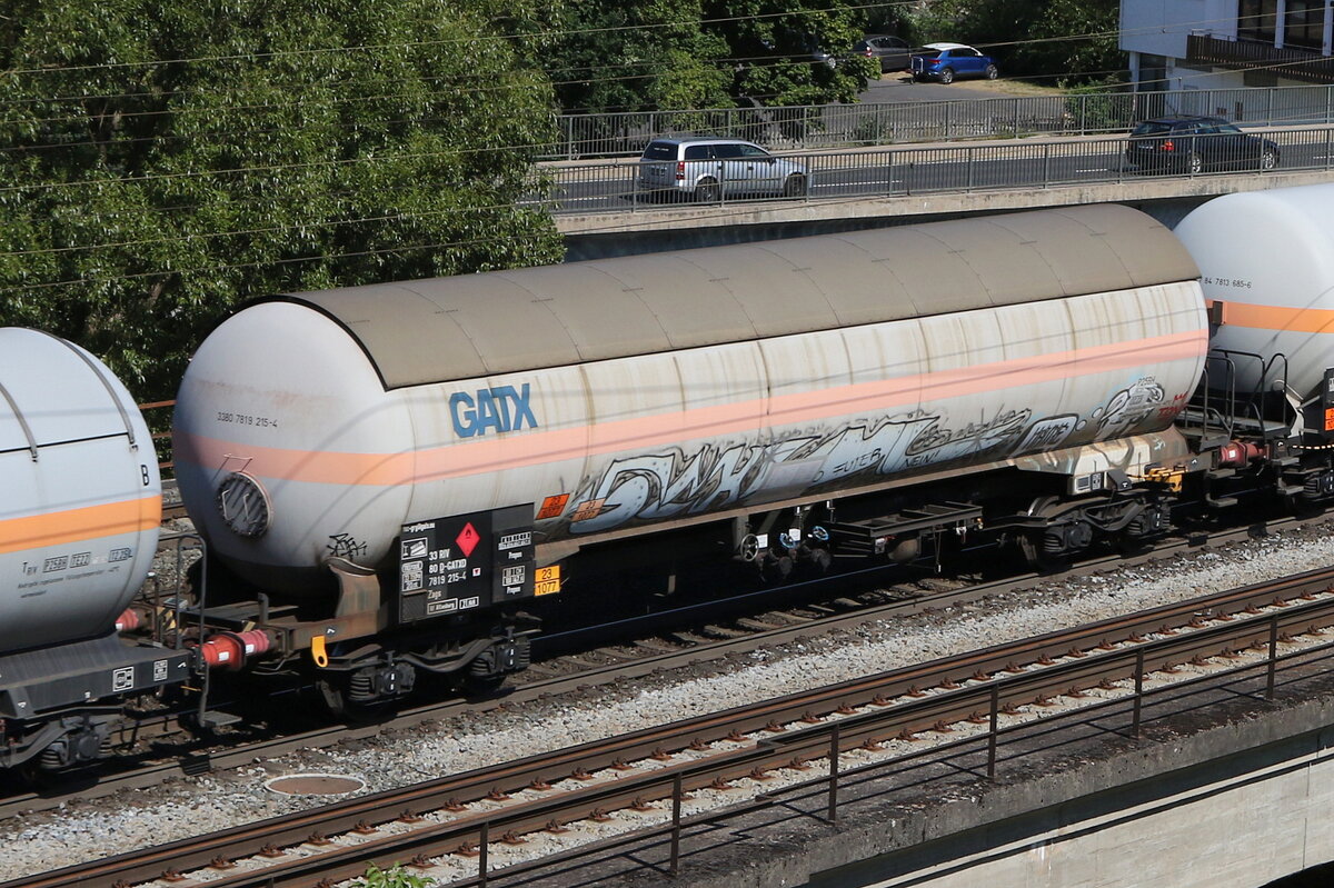 7819 215 (Zags) von  GATX  am 8. August 2022 in Gem�nden am Main.
