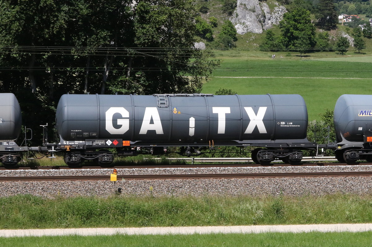 7829 580 (Zans) von  GATX  am 244. Juni 2020 bei Dollnstein im Altm�hltal.