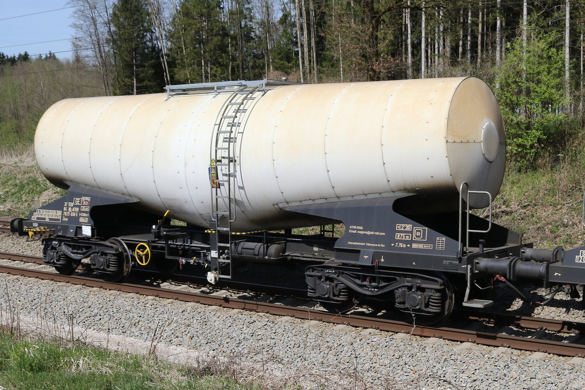 7829 696 (Zacns) von  ATIR-Rail  am 15. April 2020 bei Grabenst�tt.
