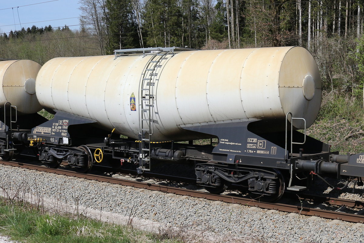 7829 727 (Zacns) von  ATIR-Rail  am 15. April 2020 bei Grabenst�tt.