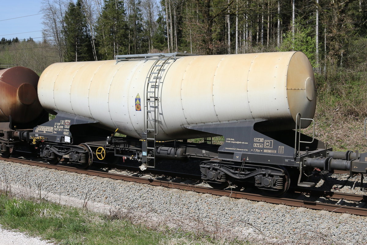 7829 787 (Zacns) von  ATIR-Rail  am 15. April 2020 bei Grabenst�tt.