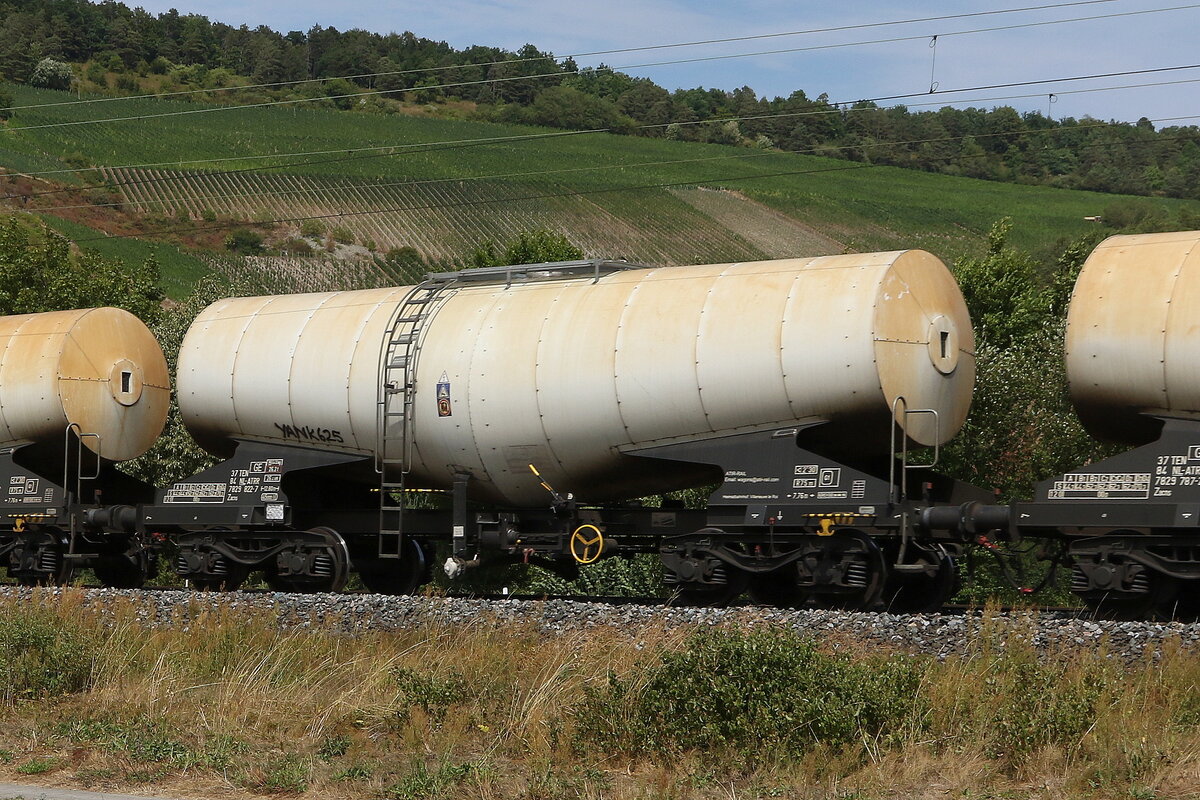 7829 822 (Zacns) von  ATIR-Rail  am 5. August 2022 bei Th�ngersheim.
